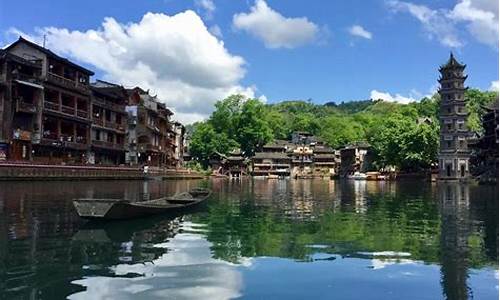 凤凰古城游玩住宿住哪里方便-凤凰古城住宿攻略大概多少钱